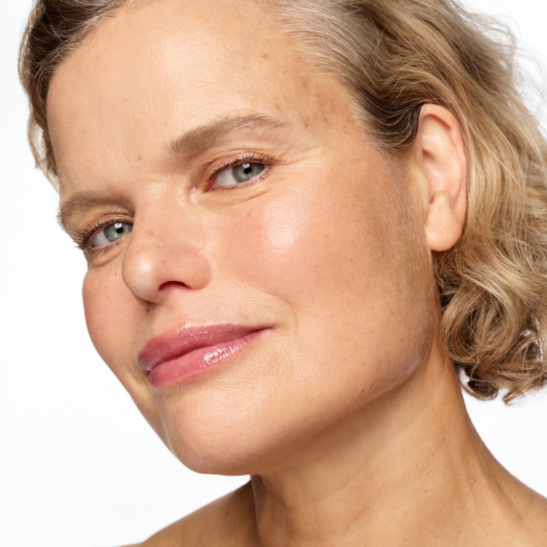 Model: Sarah Cooper Odell
Agency: MILK
Usage: 2 years usage, all web usage (brand and third party. incl digital ads), social and email (brand and third party)
Shoot date: 11.12.2024
Expiry date: 11.12.2026
Photographer: Lucy Kinnen