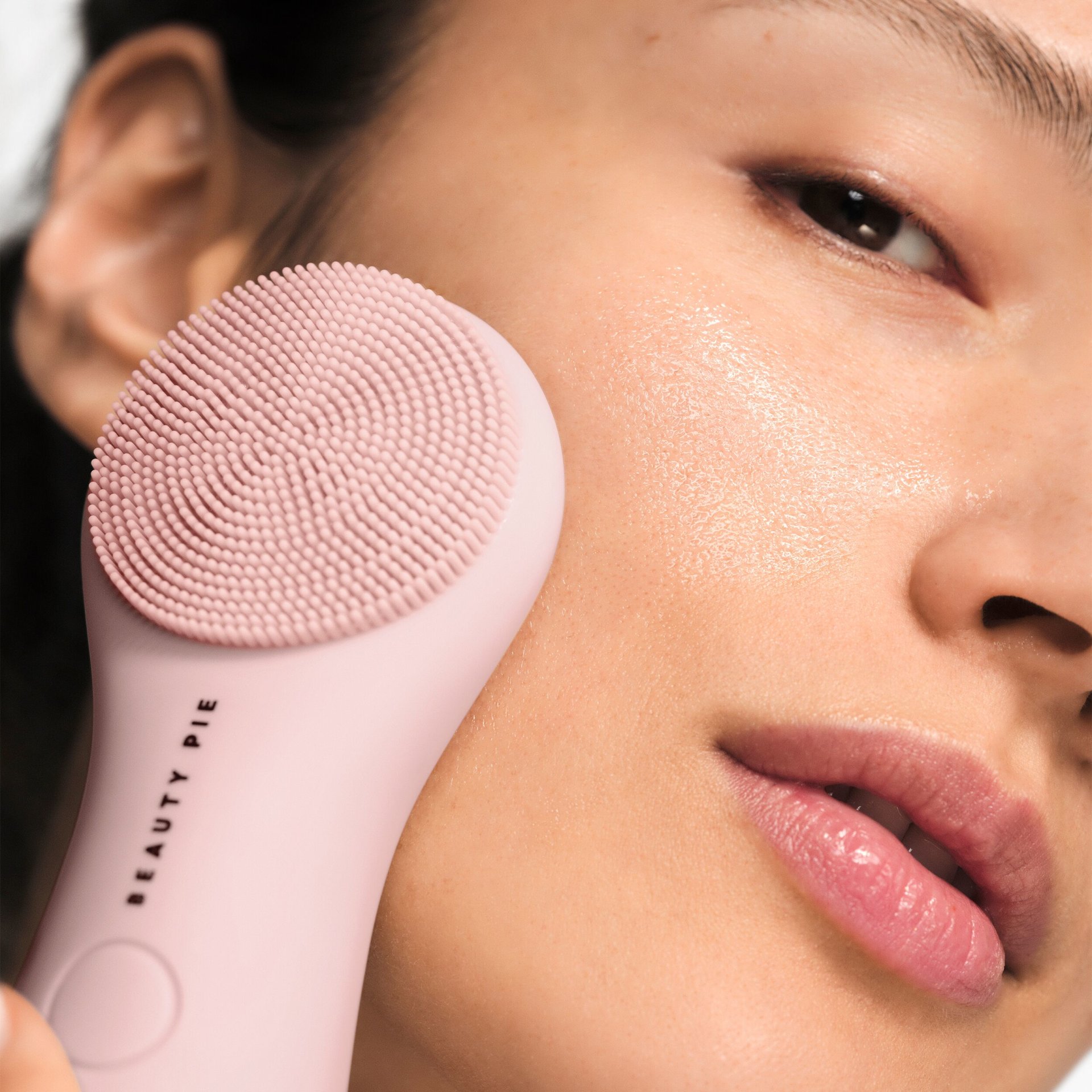 Model - Charmie Marie Pfeffer
Usage rights - 2 years on the Beauty Pie website and social media
Shot - 14th February 2022