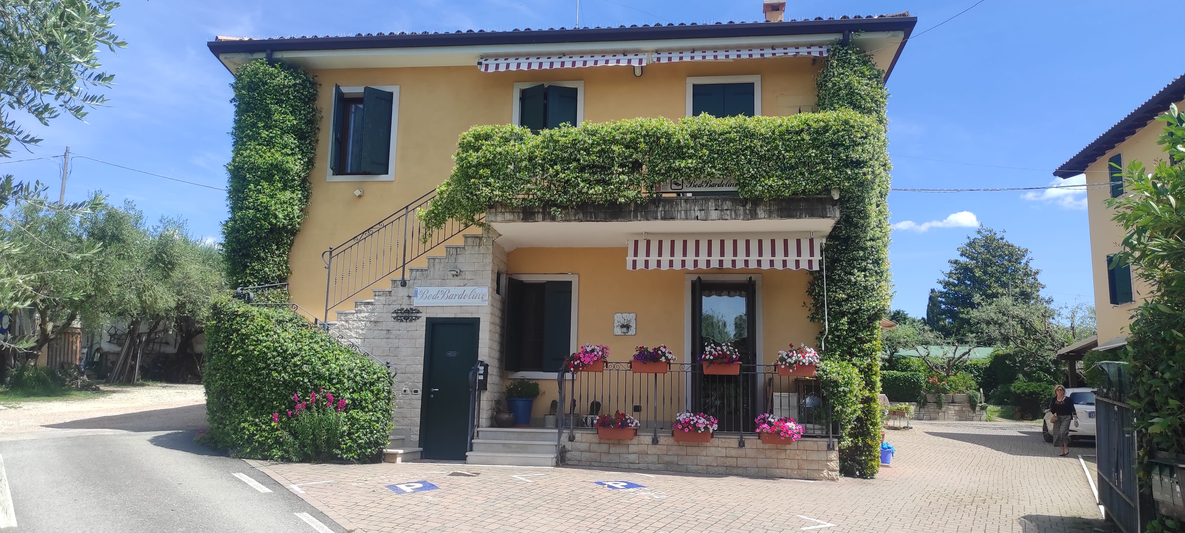 Esterno con siepe di gelsomino e parcheggio privato - Bed Bardolino Bardolino