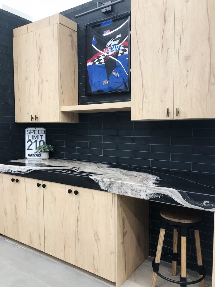 Backsplash: Verve 2x12 glass mosaic in After Dark matte | Countertop: Wild Fire 2cm polished granite slab | Floor: Jura Grey 18x18 honed limestone