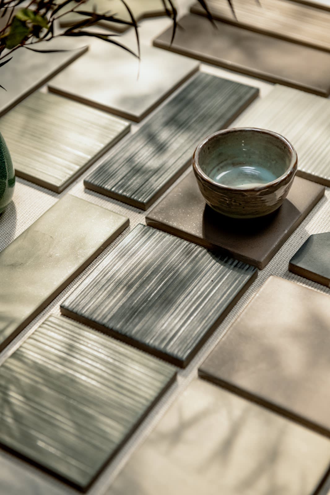 Linear relief decos and smooth field tiles in raking light