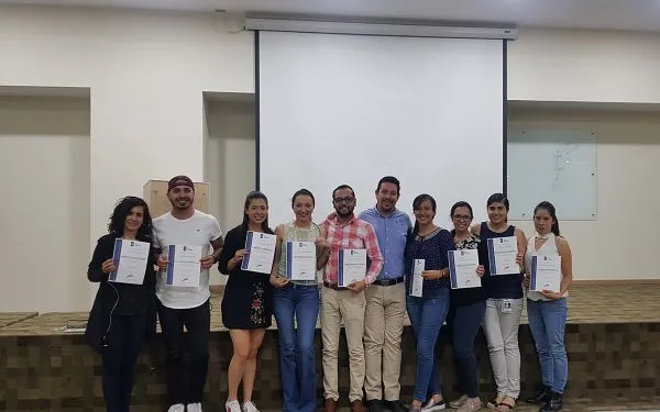 Imagen de clientes recibiendo certificados 5