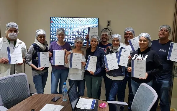 Imagen de clientes recibiendo certificados 3