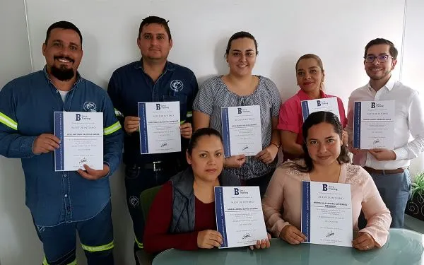 Entrega de certificados a un cliente de Beira, foto 2