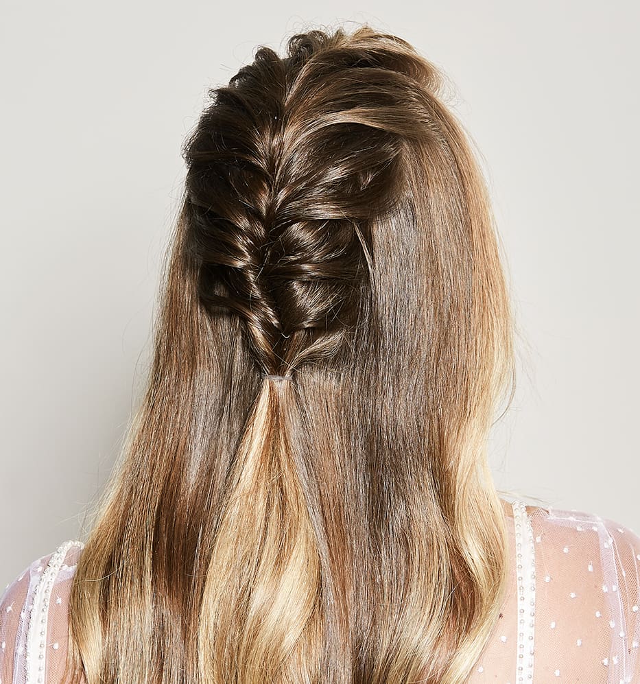 Retrato do modelo de menina bonita com maquiagem de noite e penteado  romântico, tocando a pele dela. lábios rosados