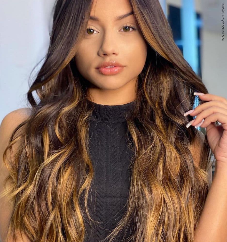 Cabelo comprido feminino: 9 mulheres com os cabelos mais lindos do  Instagram