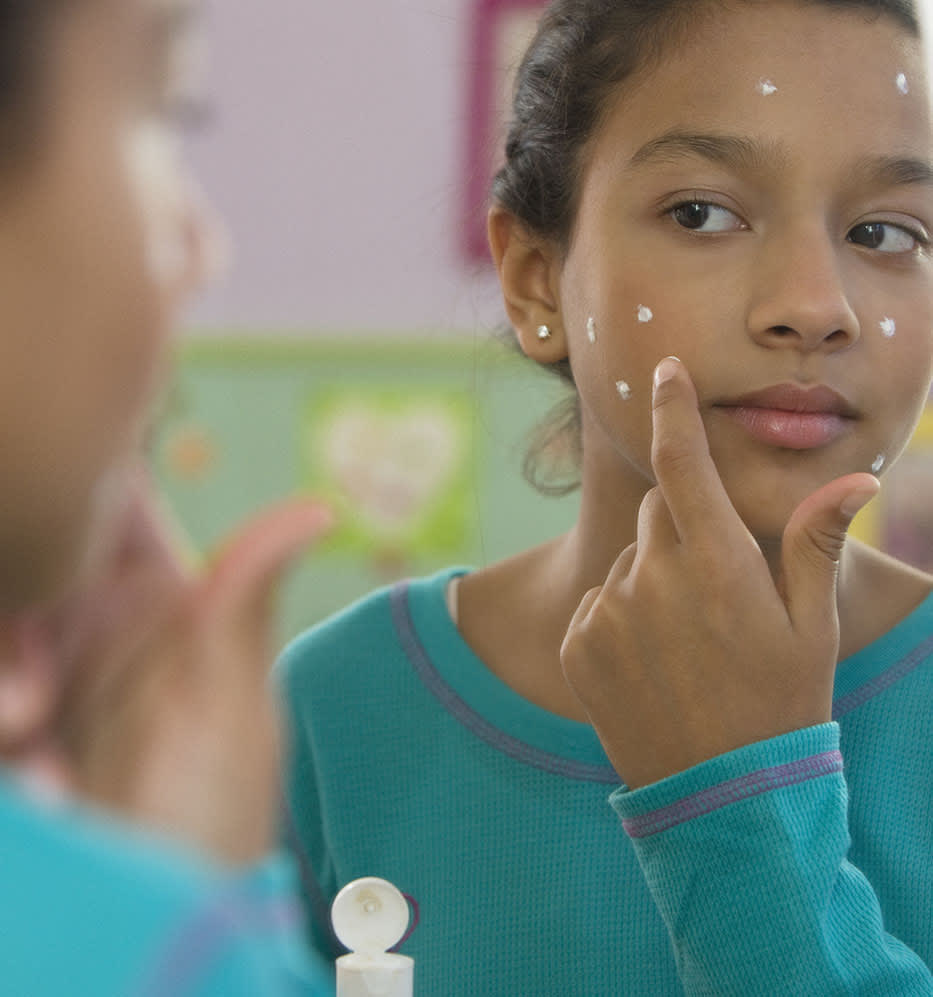 Pasta de dente seca espinhas? Uma dermatologista responde - Beleza na Web