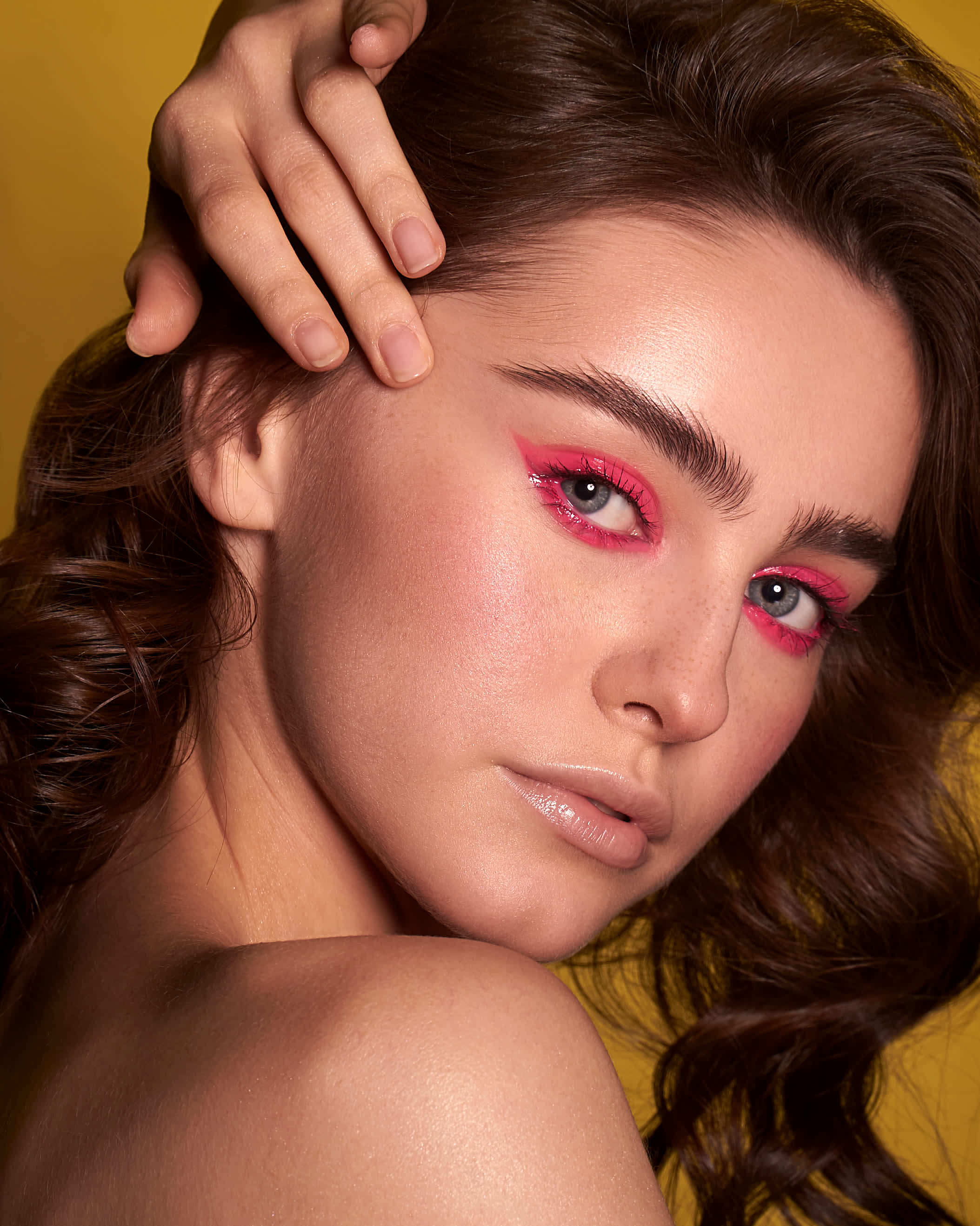 Maquiagem com glitter rosa.