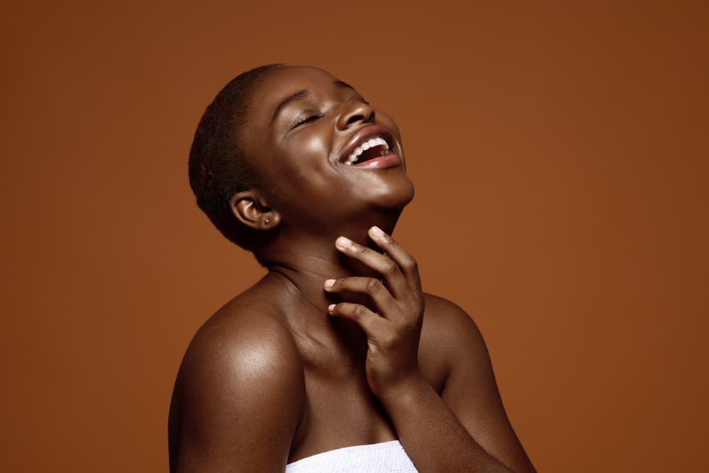 Imagem de mulher com a pele intensamente hidratada