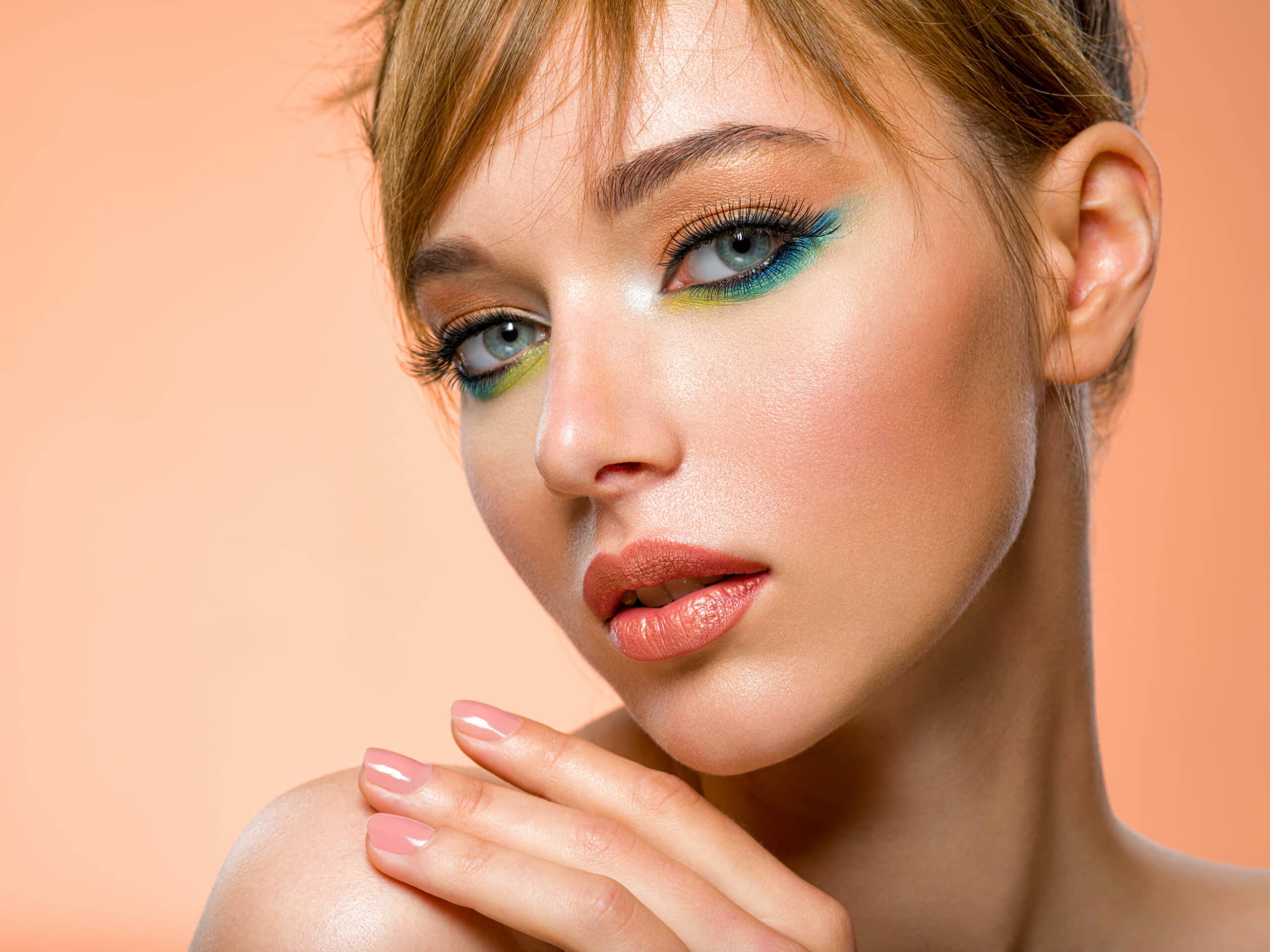 Maquiagem dos olhos com linha d'água colorida