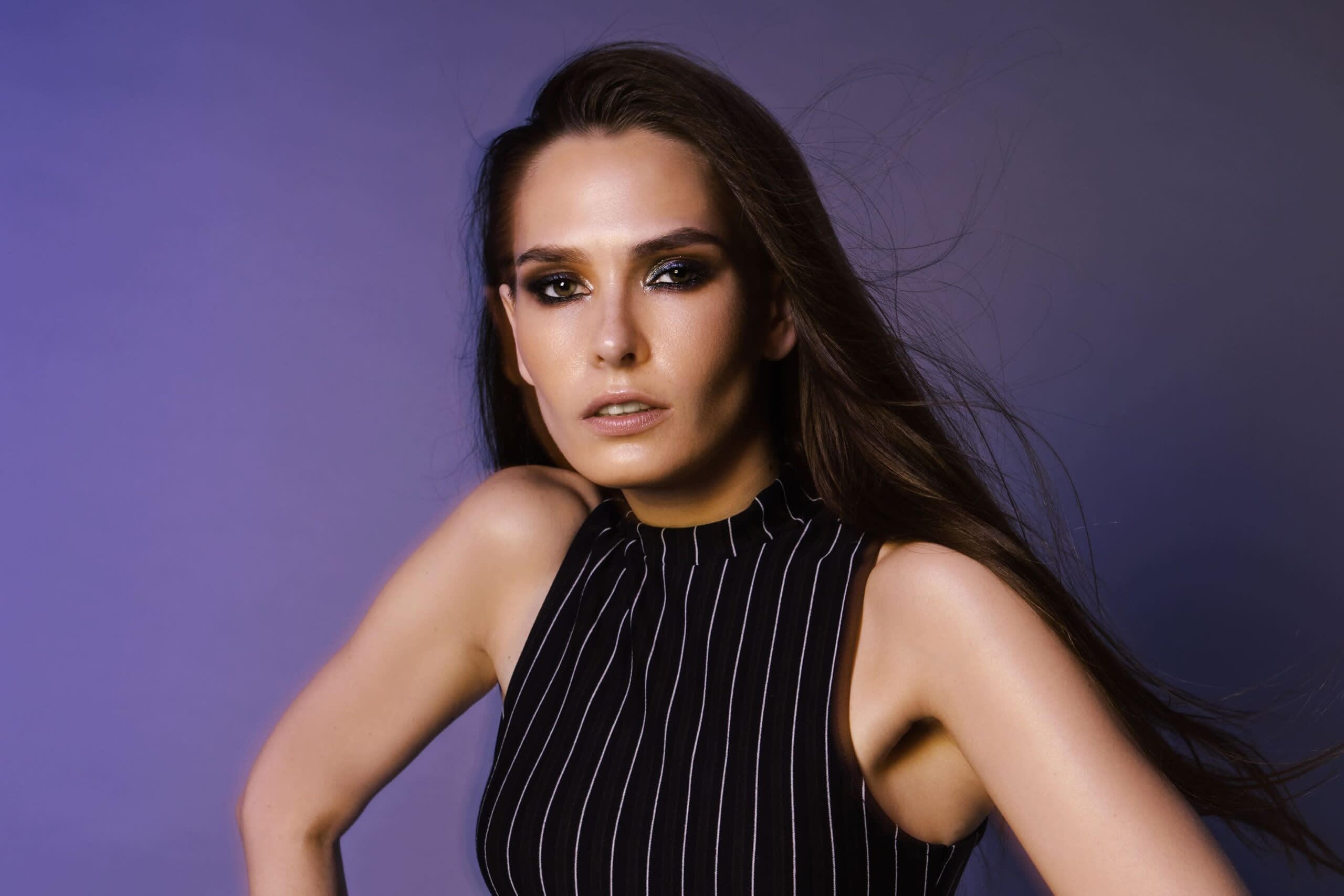 Imagem de mulher maquiada com sombra nas cores marrom e preto nos olhos