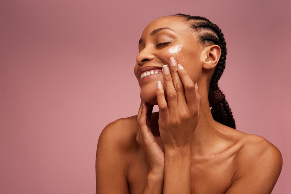 Imagem de mulher fazendo o skincare