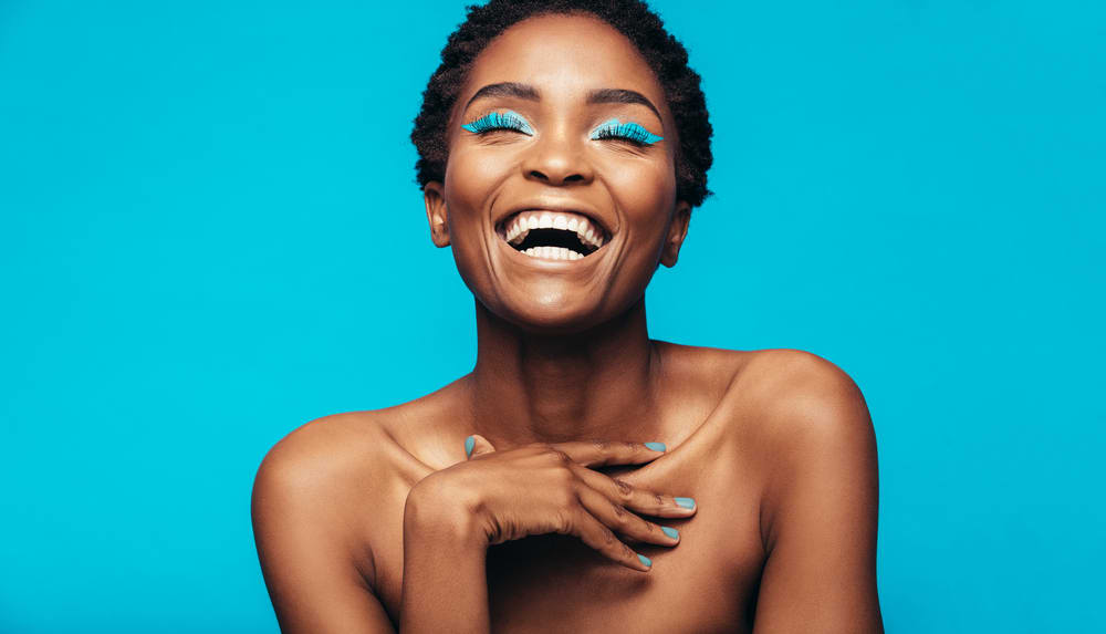 Imagem mulher com maquiagem na cor azul