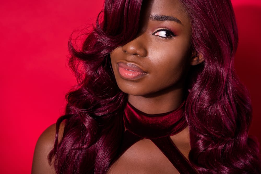 Mulher com cabelo vermelho ondulado