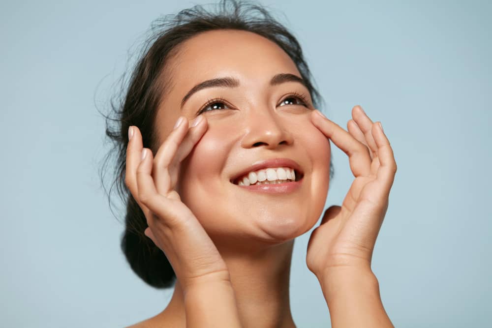 Imagem de mulher sorridente com maquiagem natural