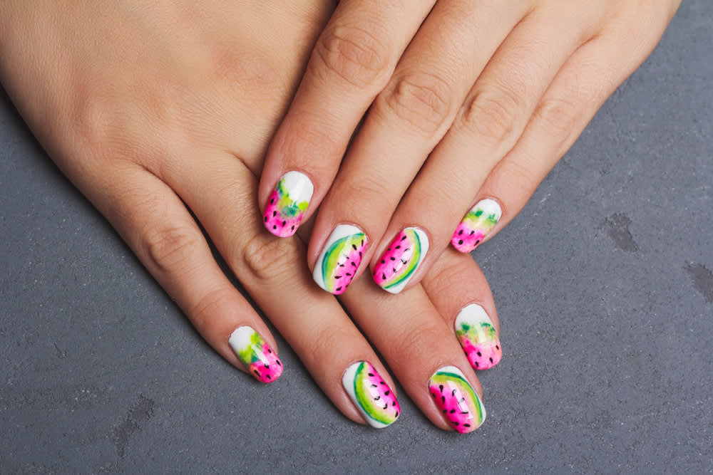 Imagem de unhas decoradas com desenho de melancia