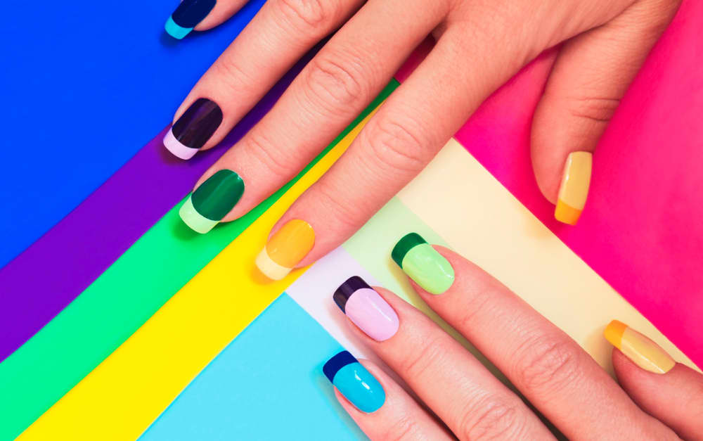 Unhas coloridas com francesinha