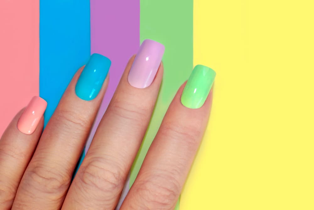 Nova moda para unhas é pintar uma de cada cor. Você usaria? - Viva