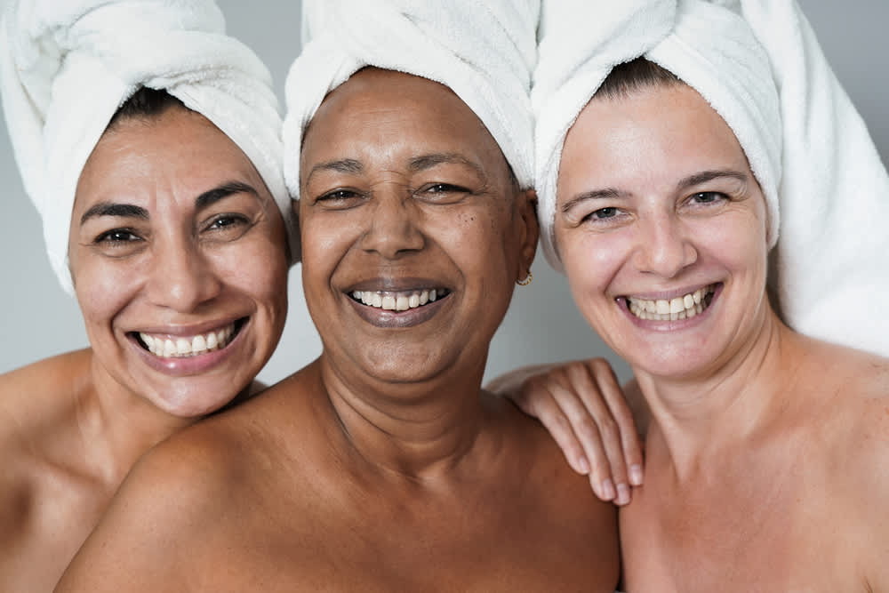 Imagem de três mulheres, ambas tem pele madura