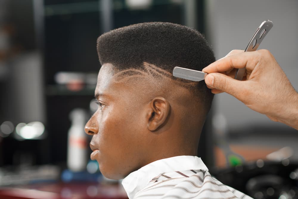Imagem de homem cortando o cabelo na barbearia