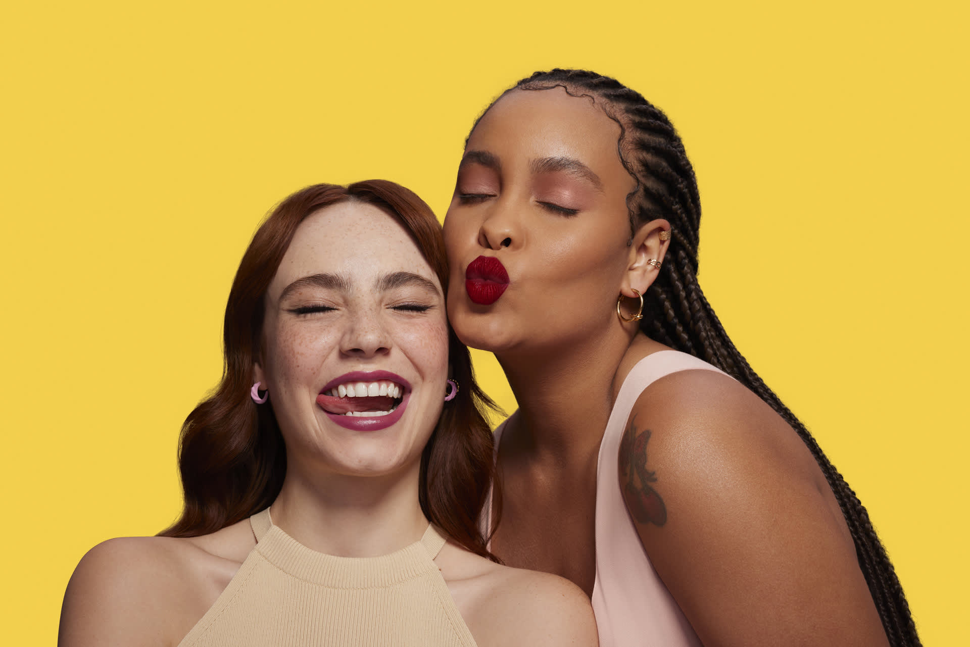 Imagem de duas mulheres maquiadas fazendo pose para a câmera