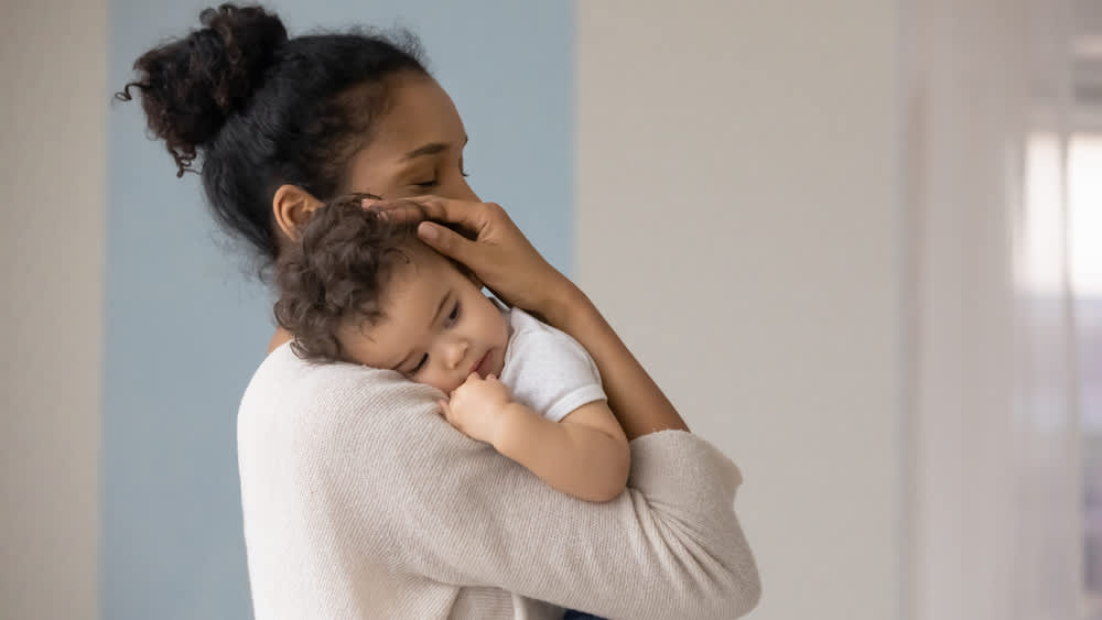 Imagem de mulher com bebê no colo