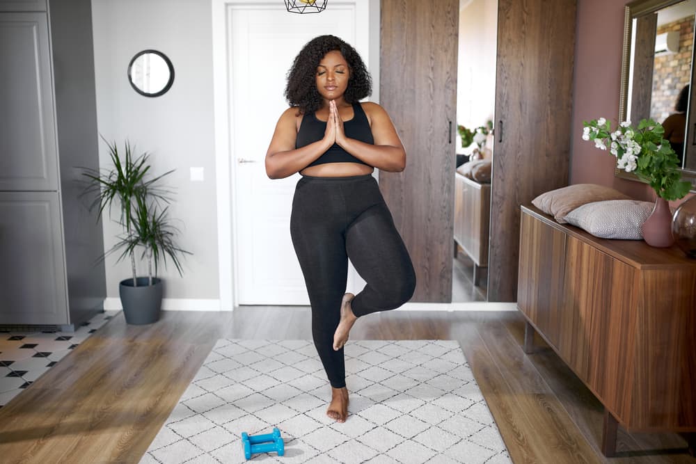 Imagem de mulher praticando yoga