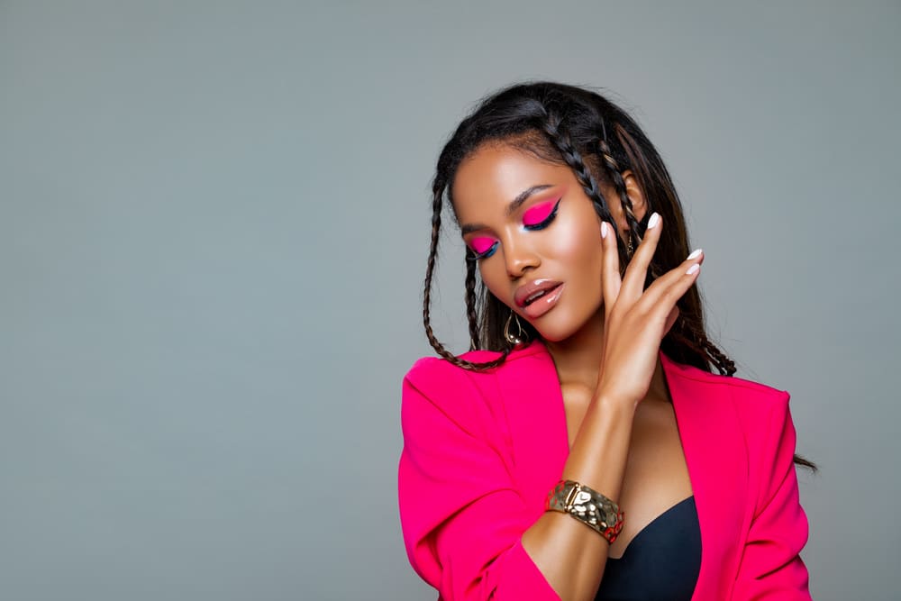 A imagem mostra uma mulher com blusa rosa combinando com sua maquagem também em tons de rosa