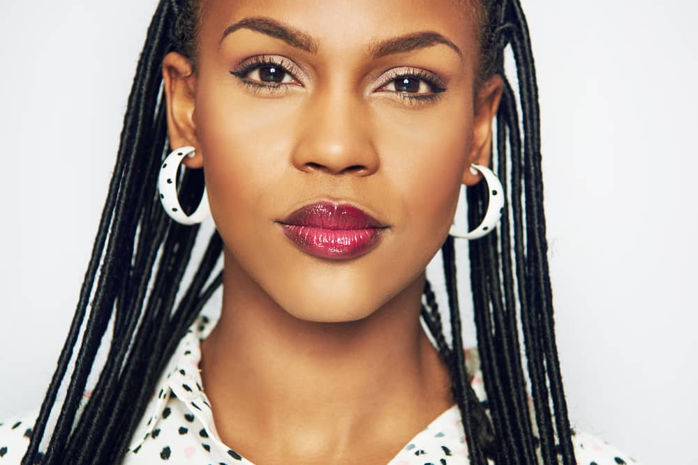 Imagem de mulher maquiada usando a técnica ombré lips e usando uma cor vinho na extremidade dos labios e o centro em tom rosado.