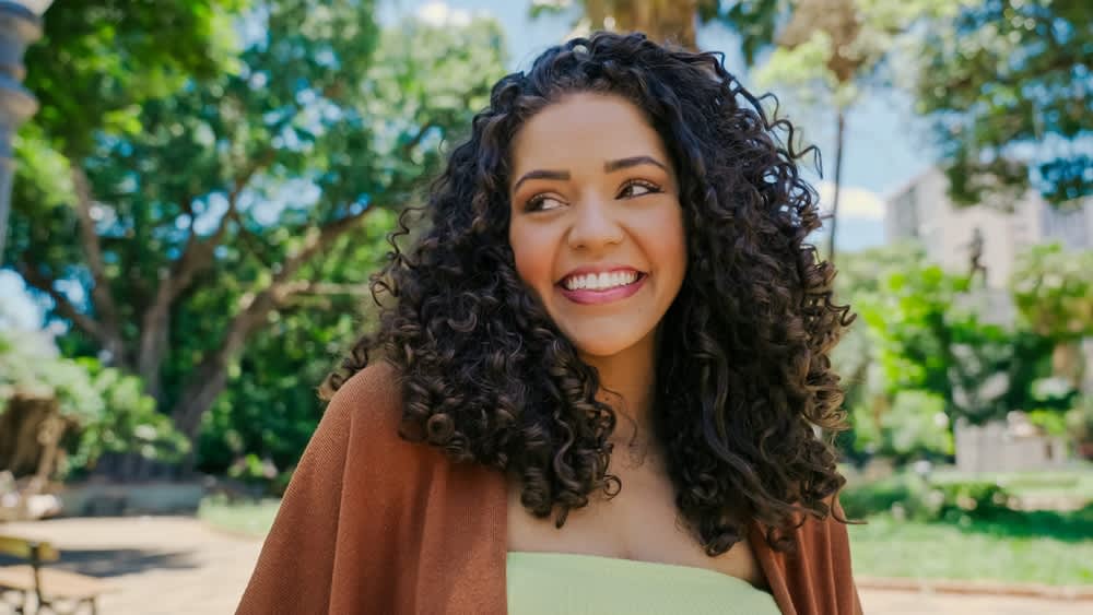Imagem de mulher sorrindo com maquiagem natural