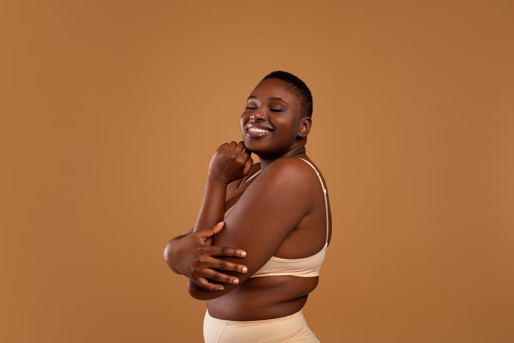 Imagem mostra uma mulher sorridente