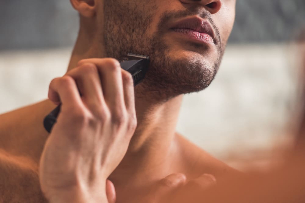 Imagem foca em um homem fazendo a barba