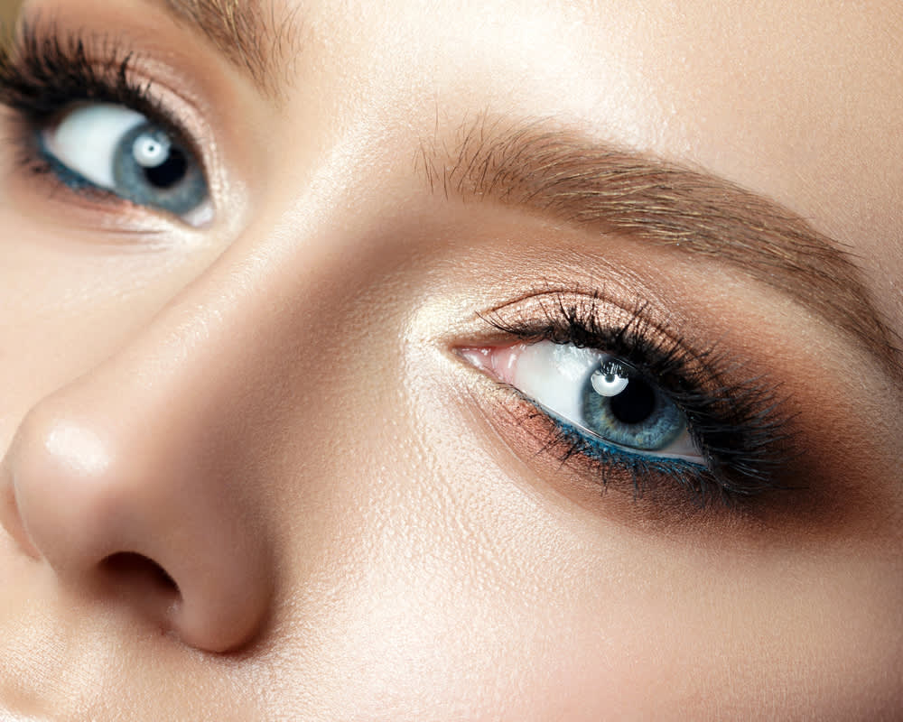 Olhos maquiados com delineado usando sombra