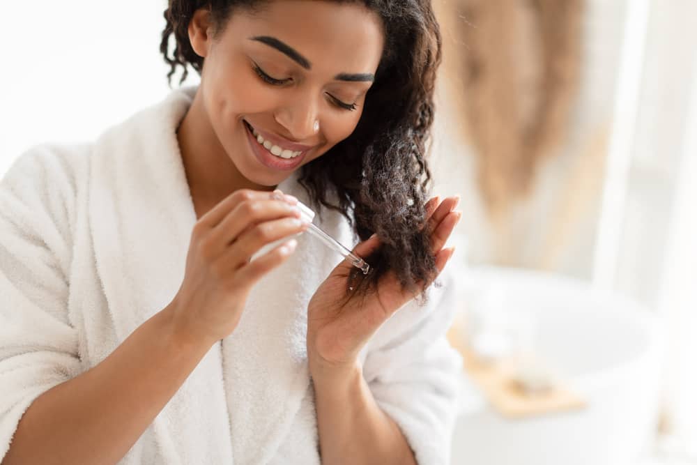 Mulher cuidando de seu cabelo