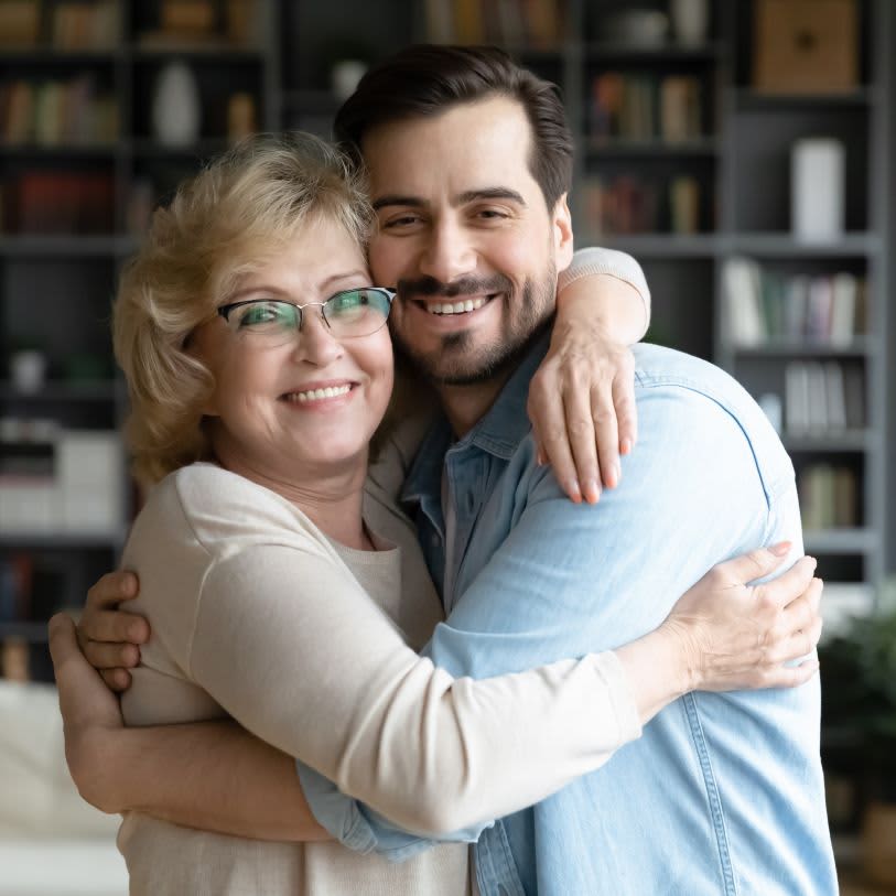 Mãe e filho abraçados