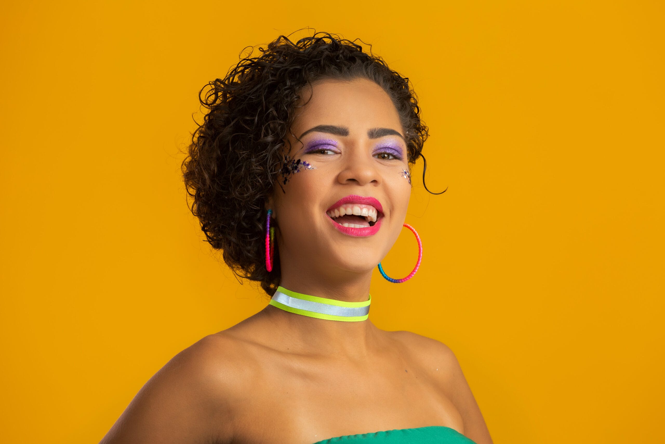 Maquiagem dopamina com cores vibrantes e alegres
