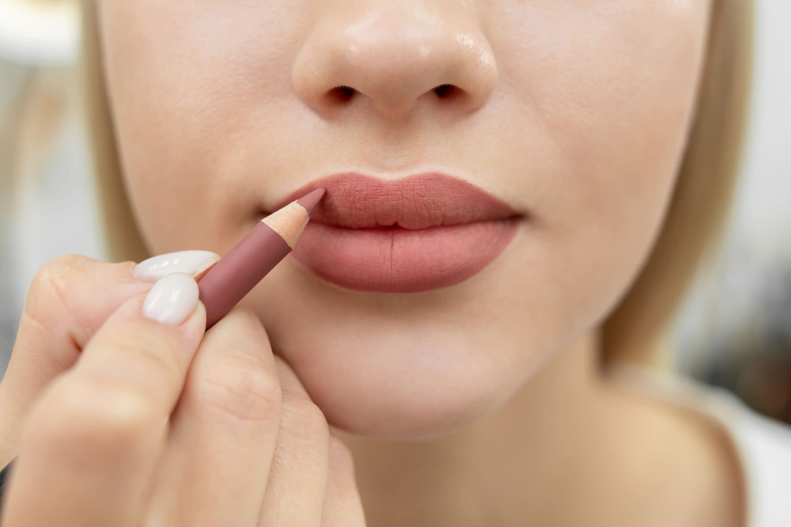 Boca com contorno de delineador labial