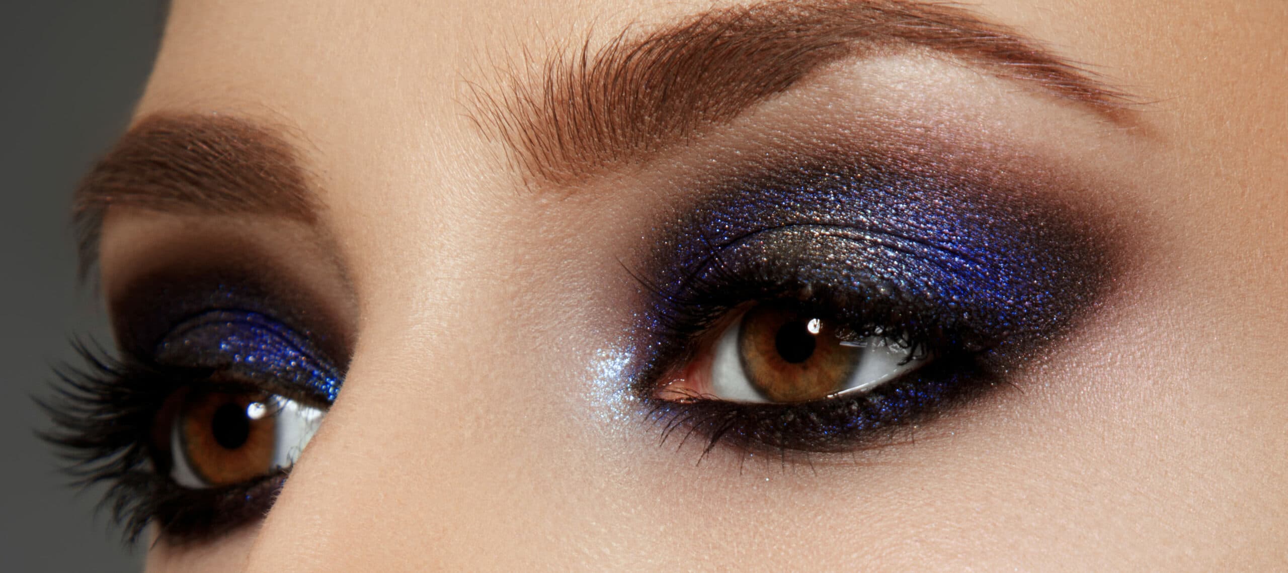 Maquiagem dos olhos com sombra em tons metalizados