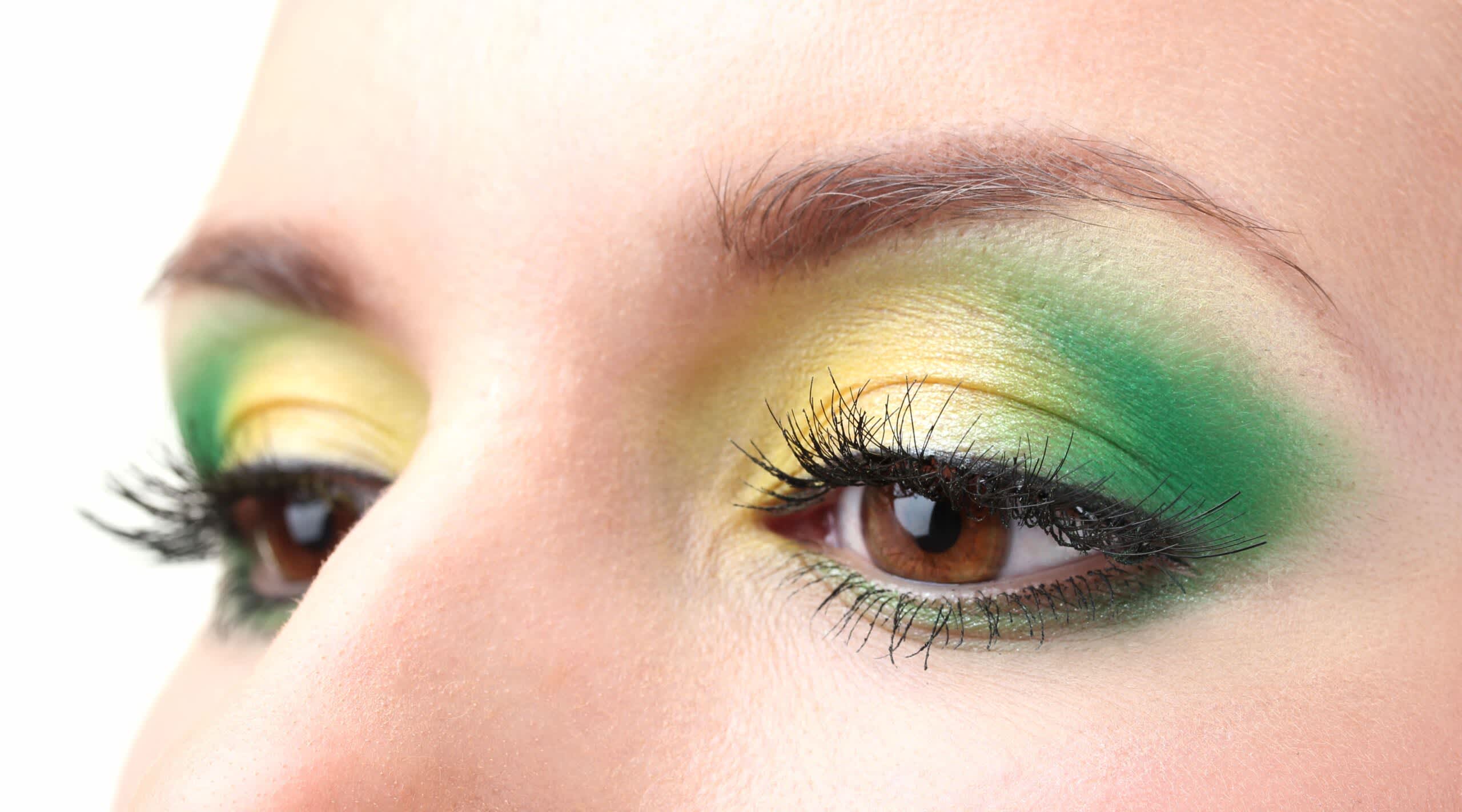 Imagem de maquiagem dos olhos com efeito degradê nas cores verde e amarelo
