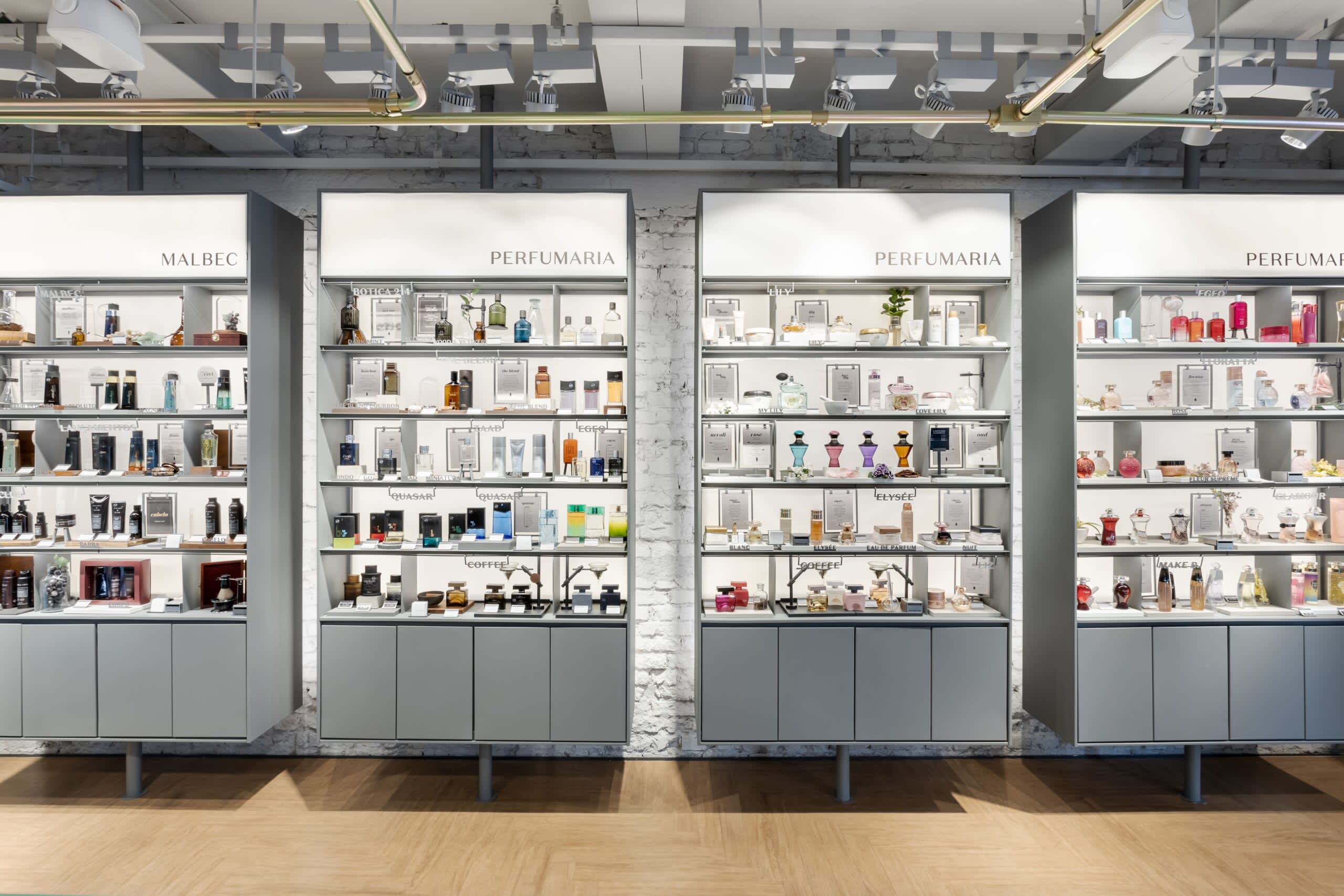 Imagem de prateleira de perfumaria na loja flagship do Boticário