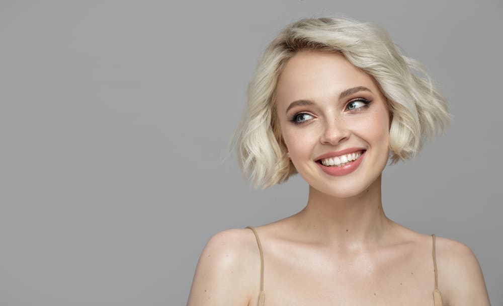 Imagem de mulher com cabelo loiro claro e corte estilo Short Bob