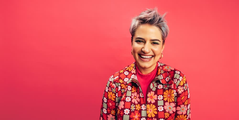 Imagem de mulher com cabelo curto estilo pixie