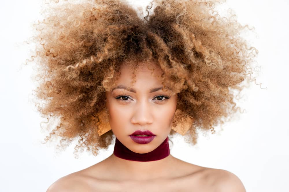 Imagem de mulher com batom na cor magenta