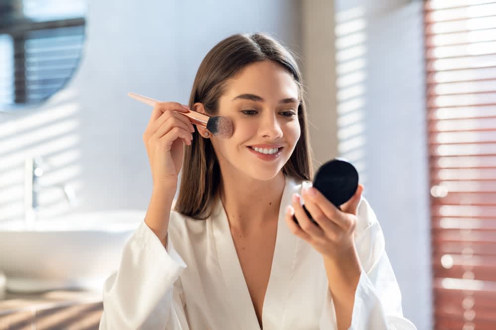 Imagem de mulher se maquiando para o trabalho