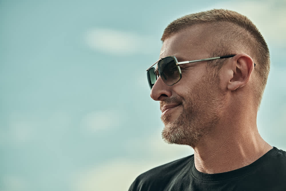Imagem de homem com corte de cabelo militar