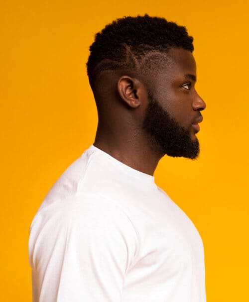 Imagem de homem com corte de cabelo fade