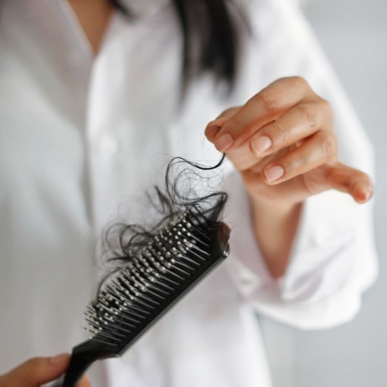 Pessoal retirando fios de cabelo que ficaram na escova