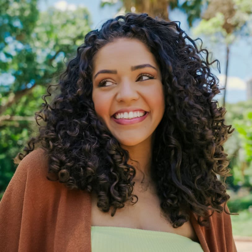 Mulher com cabelo cacheado