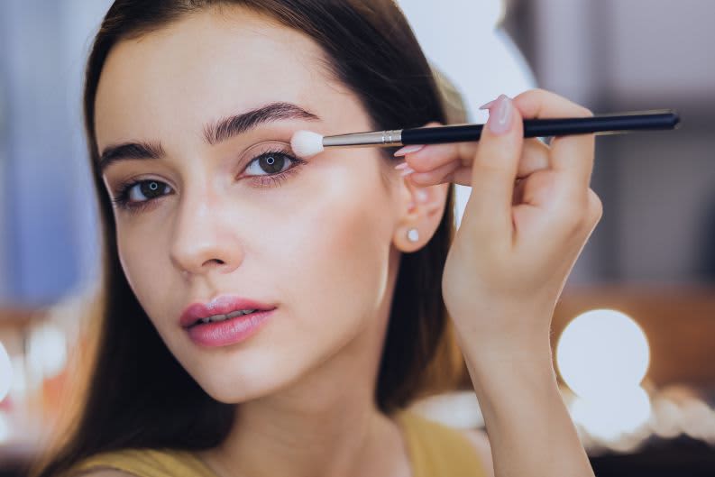 Aplicação de sombra e blush na maquiagem simples