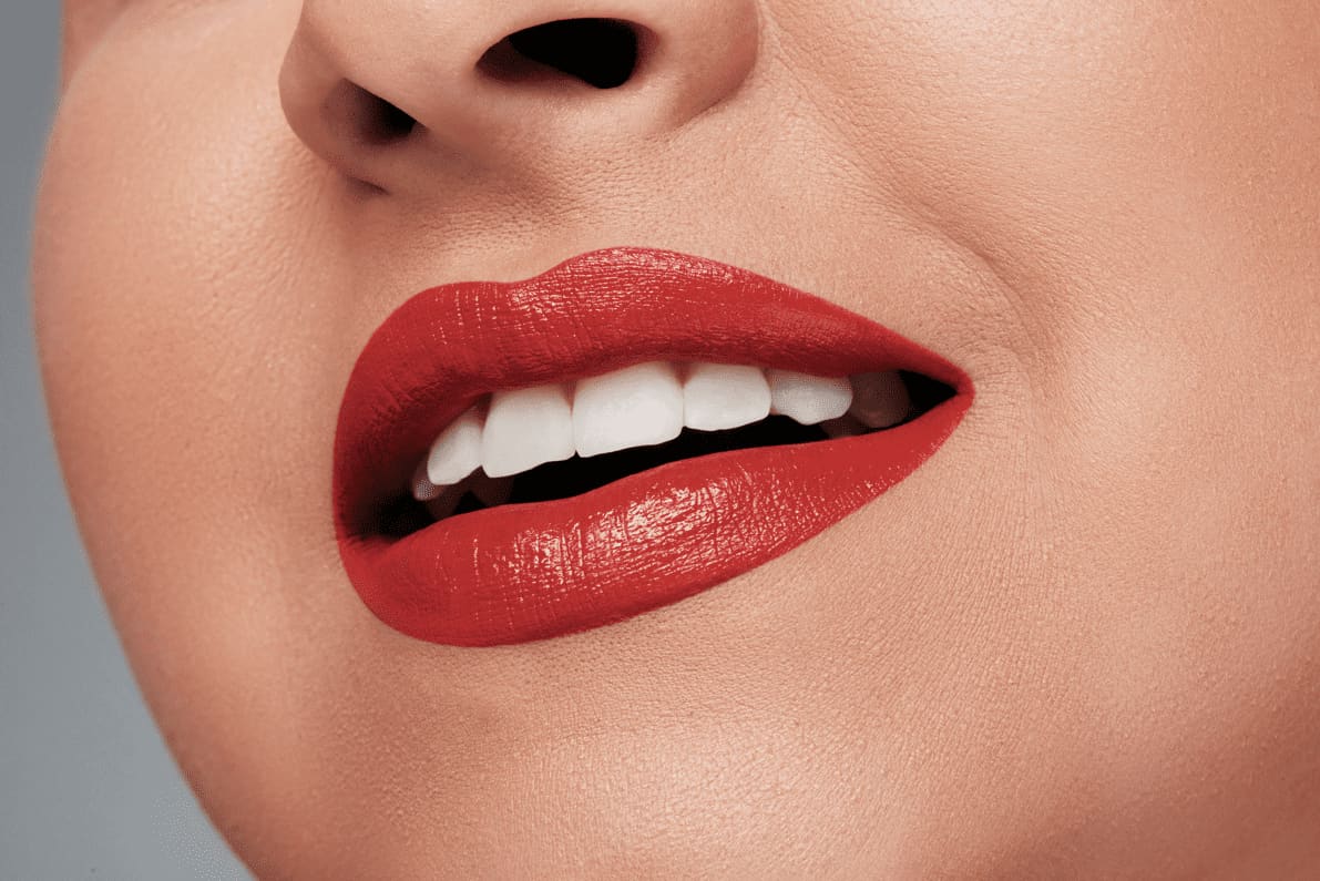 Boca com batom vermelho